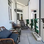 Cozy Retreat With Large Balcony Near Schoenbrunn