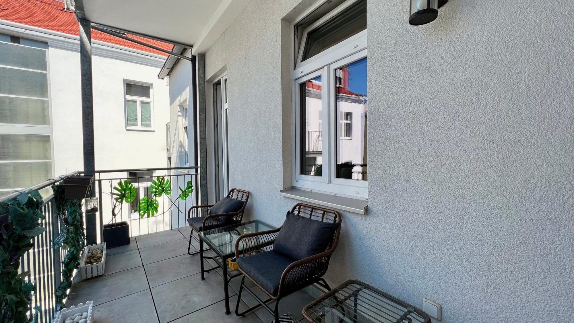 Cozy Retreat With Large Balcony Near Schoenbrunn Vienna